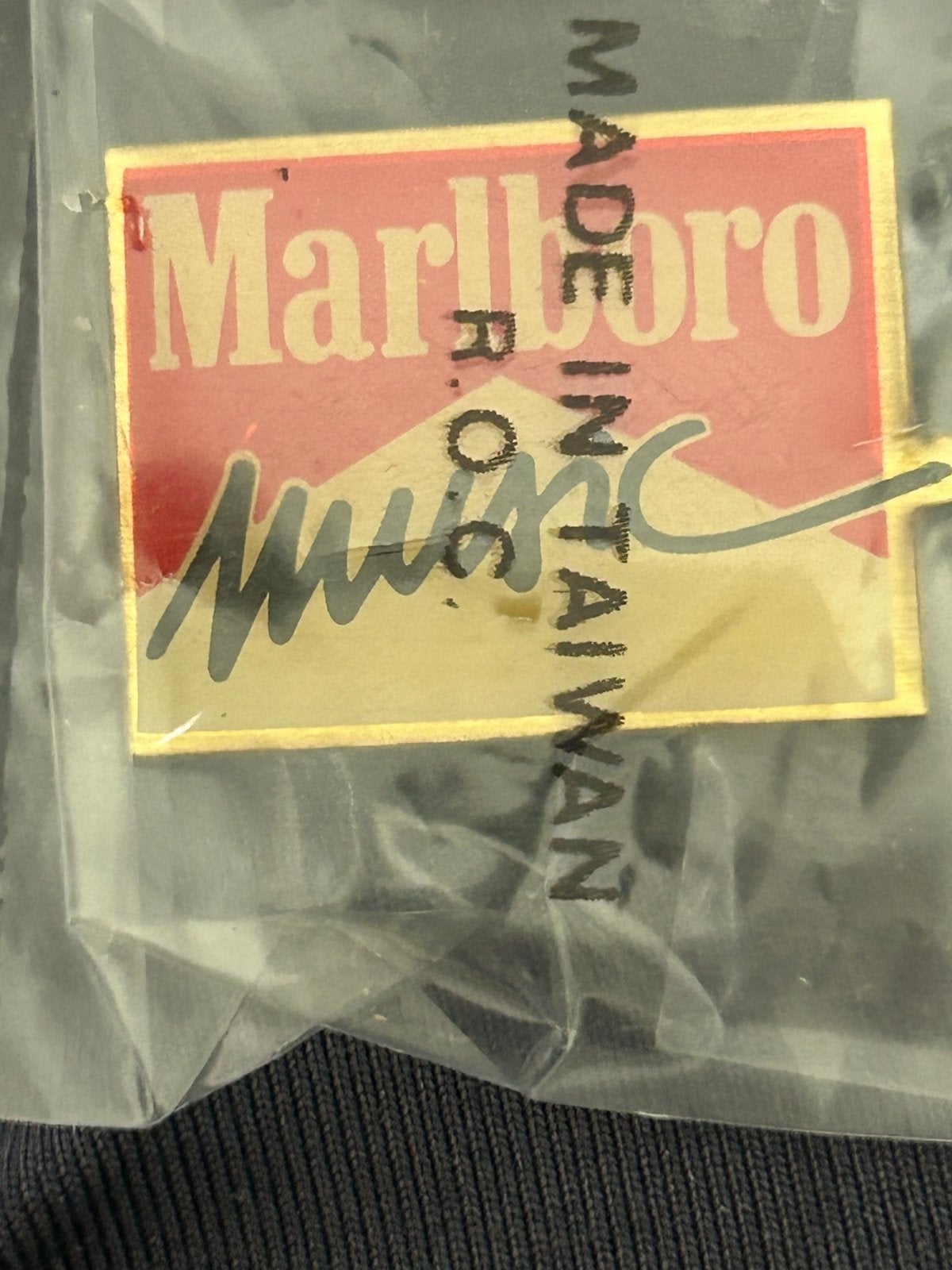 Marlboro Music Pin - Nieuw in verpakking, Verzamelen, Speldjes, Pins en Buttons, Nieuw, Speldje of Pin, Merk, Verzenden