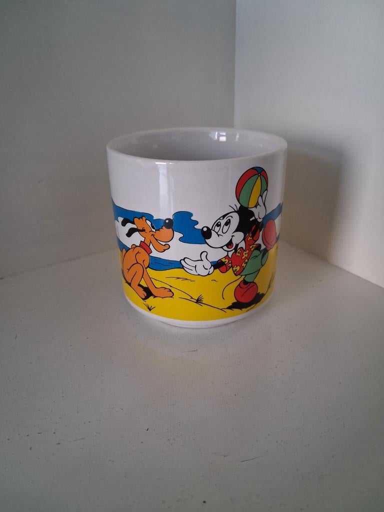 Vintage Walt Disney Mok – Mickey Mouse & Pluto op het strand, Ophalen of Verzenden, Mickey Mouse, Zo goed als nieuw, Servies