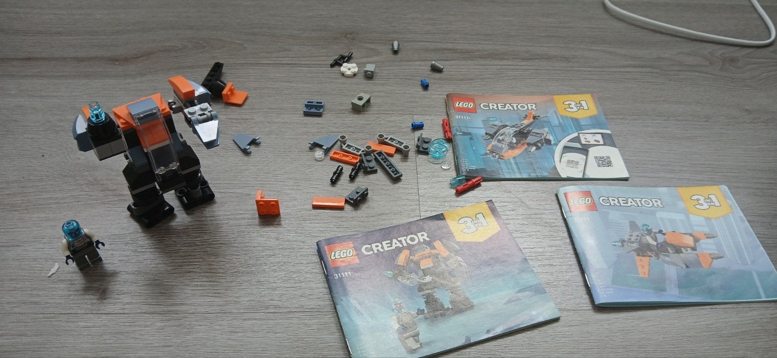 LEGO Creator 31111 Cyber Drone 3-in-1 set met instructies, Ophalen of Verzenden, Zo goed als nieuw