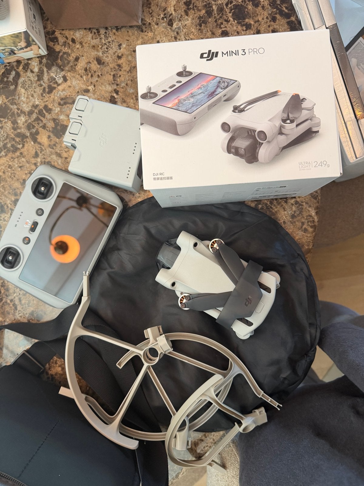 DJI Mini 3 Pro drone met DJI RC en Fly More Kit, 30 tot 45 minuten, Cameradrone, Extra accu('s), 5 tot 10 kilometer