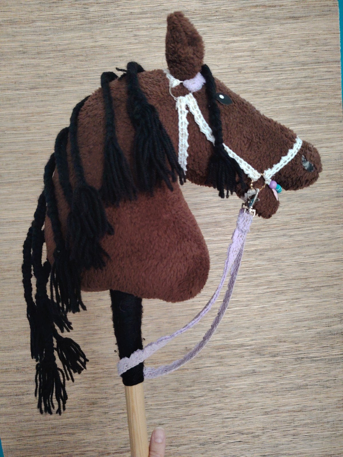 Hobbyhorse bruin met zelfgemaakt hoofdstel en teugels, Kinderen en Baby's, Speelgoed | Overig, Ophalen of Verzenden, Gebruikt
