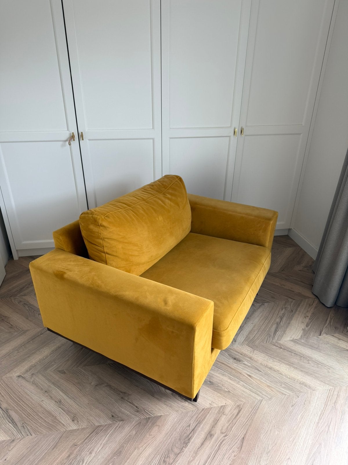Ruime okergele velvet fauteuil, Ophalen, Eenpersoons, 75 tot 100 cm, Zo goed als nieuw