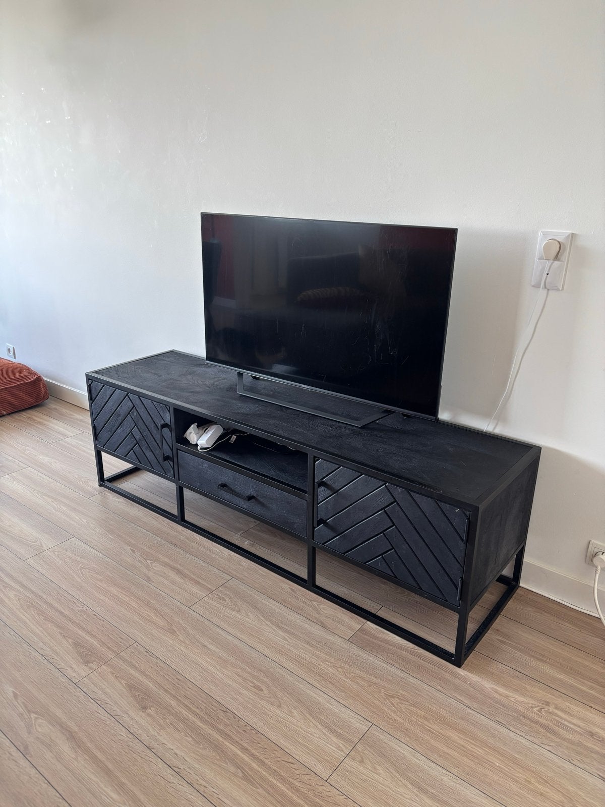 Zwart mangohouten tv-meubel met visgraatmotief- 165x45x50 cm, Ophalen, Gebruikt, 150 tot 200 cm, Minder dan 100 cm
