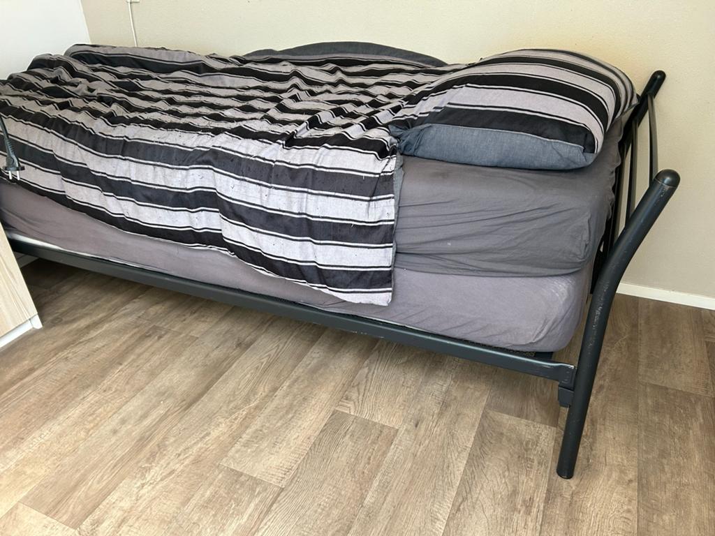 Eenpersoonsbed 220x90 cm - Zwart metaal, Ophalen, Gebruikt, 90 cm, Eenpersoons