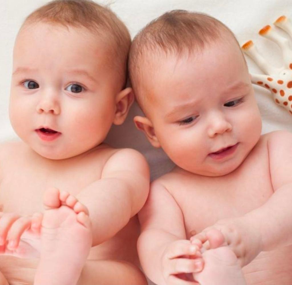 Gezocht: Neutrale babykleertjes en spulletjes voor tweeling, Kinderen en Baby's, Ophalen of Verzenden