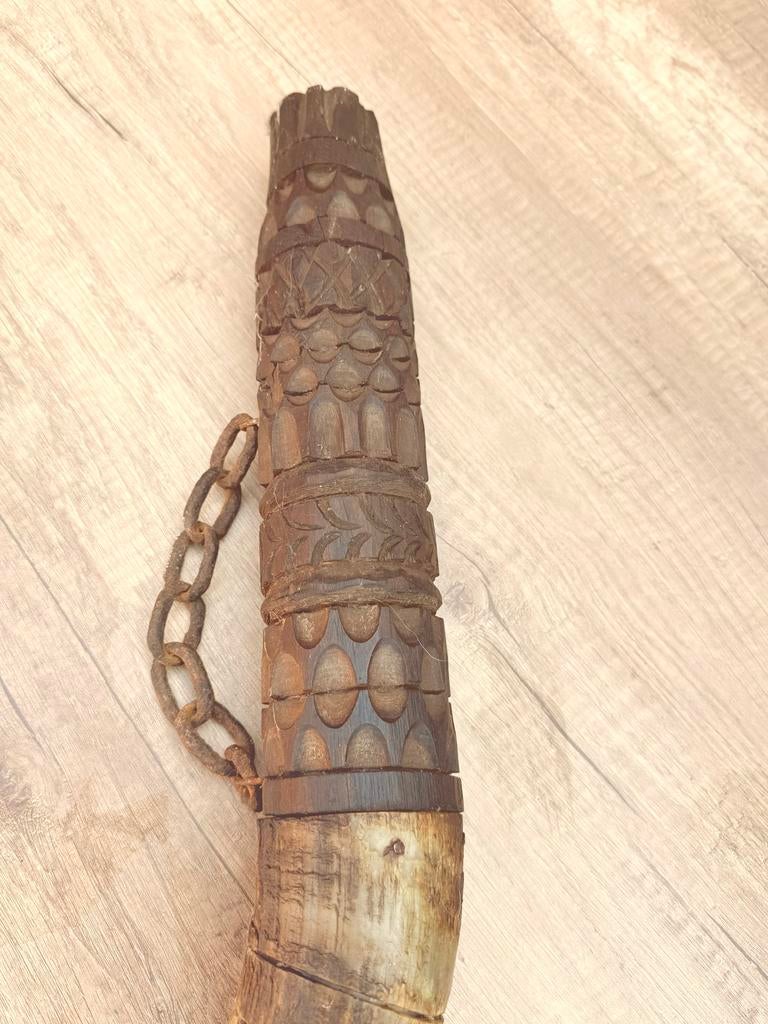 Antieke hoorn met houtsnijwerk en ketting, Ophalen of Verzenden