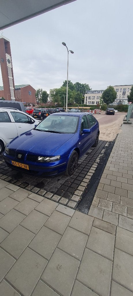 Seat Leon 1.6 77KW 2001 Blauw, Auto's, Voorwielaandrijving, Stof, 4 cilinders, 49 €/maand