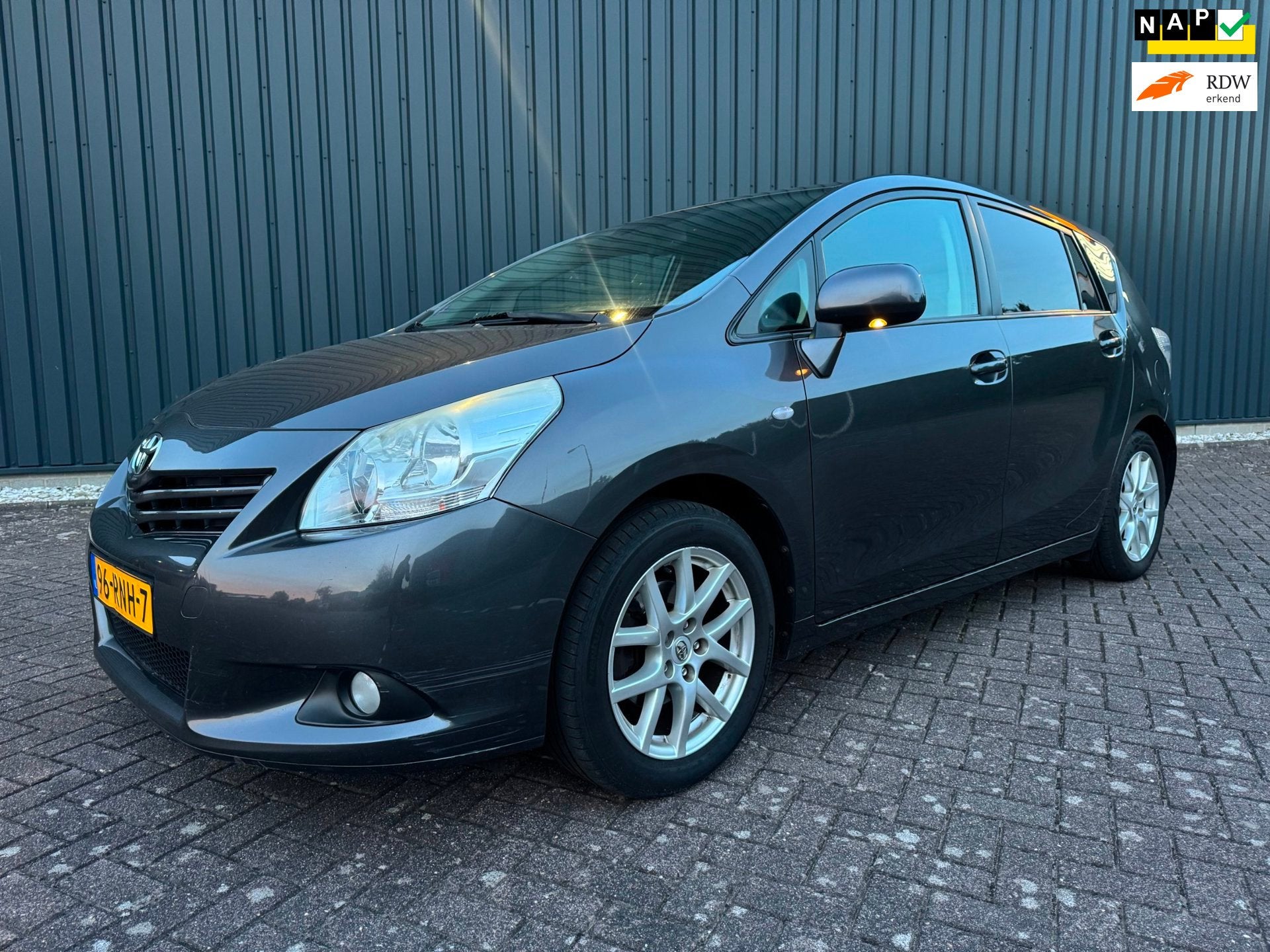 Toyota Verso 1.8 VVT-i Dynamic Business AUTOMAAT + AIRCO + T, Euro 5, Gebruikt, 4 cilinders, Grijs