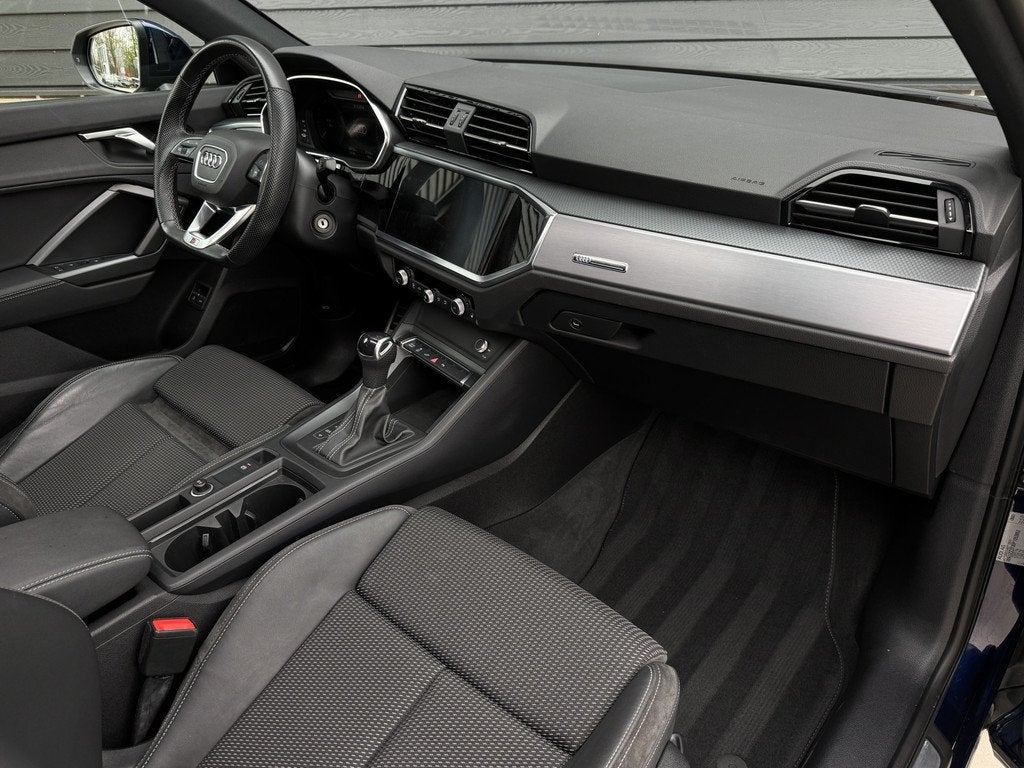 Audi Q3 Sportback 45 TFSI e S Edition 20 inch, PANO, Elektr, Gebruikt, Zwart, Blauw, Leder en Stof