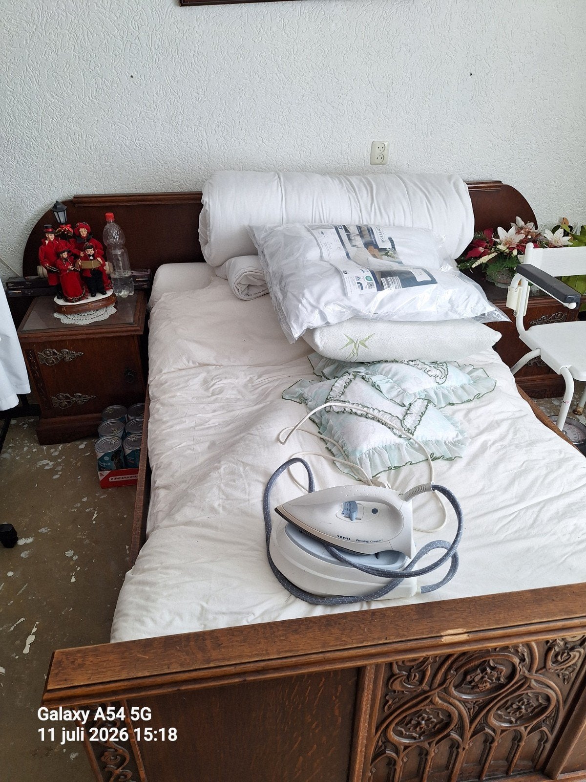 Antiek houten bed met nachtkastjes en kaptafel, Ophalen