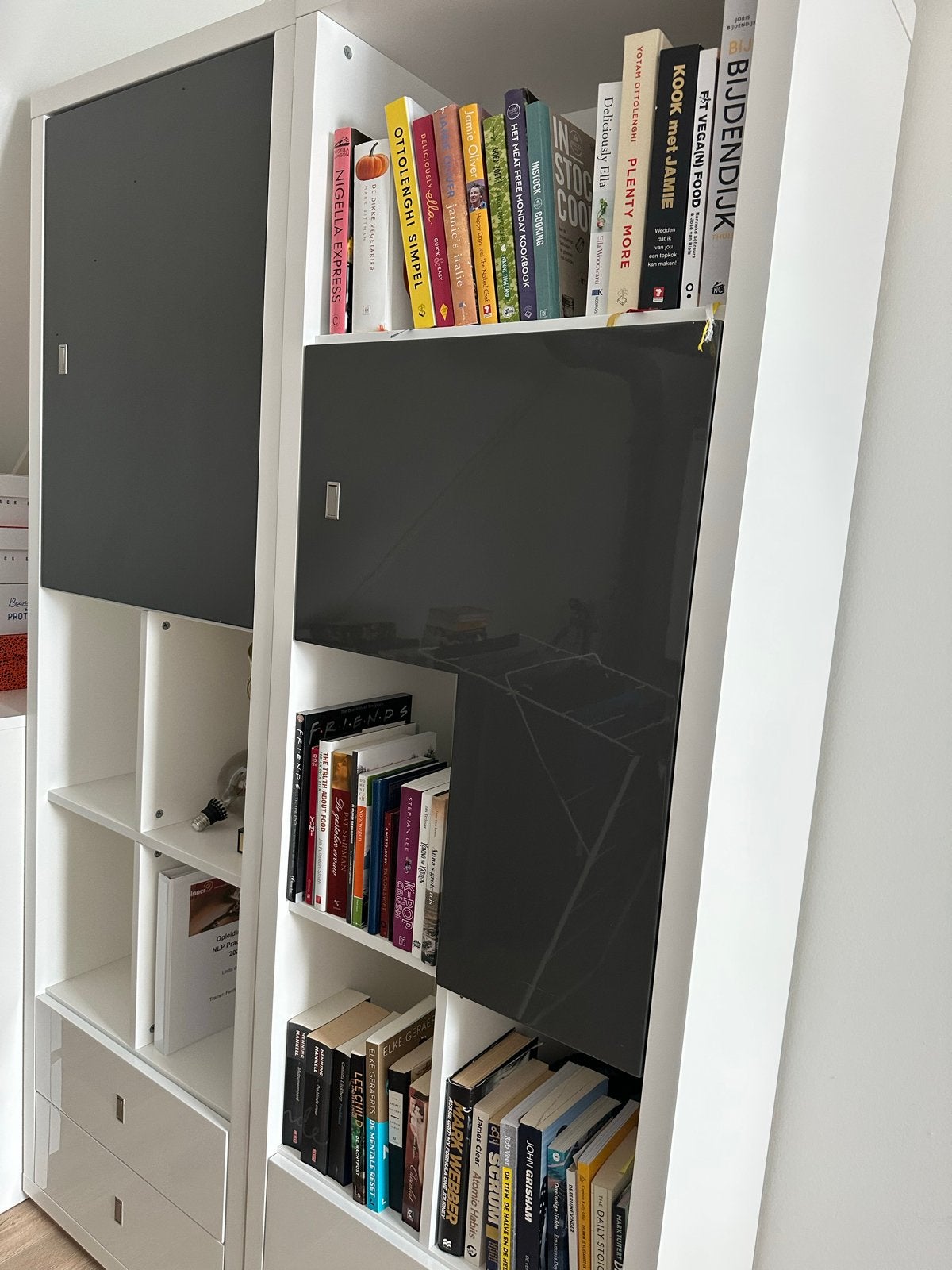 Twee witte boekenkasten Xooon met hoogglans deuren en lades, Ophalen, Gebruikt, 200 cm of meer, 50 tot 100 cm