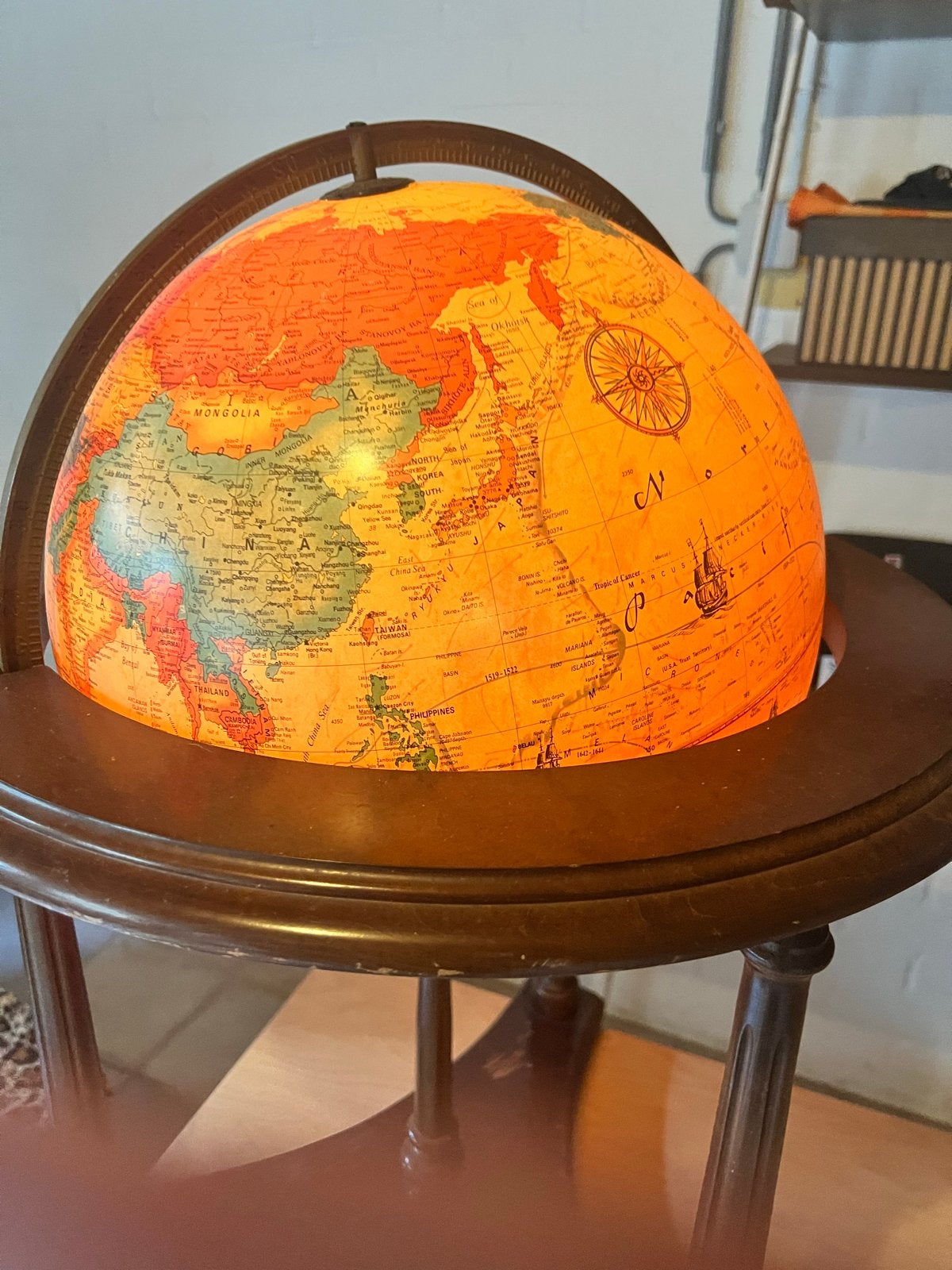 Antieke verlichte wereldbol op houten standaard, Ophalen, Antieke wereldbol, Hout, Verlicht