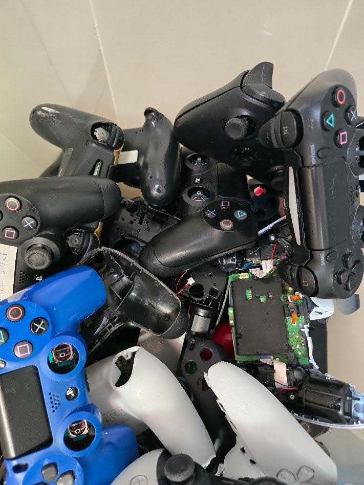 Foto 4 van Grote partij PS4/PS5 controllers + onderdelen/accessoires