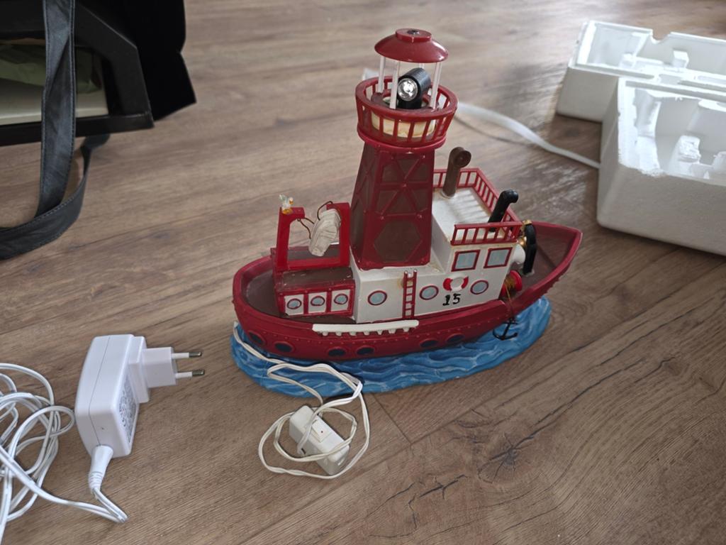 Lemax sleepboot met vuurtoren en verlichting, Diversen, Ophalen of Verzenden, Zo goed als nieuw