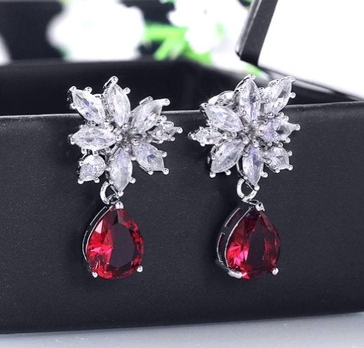925 sterling zilveren bloemen oorbellen met rode zirkonen, Nieuw, Ophalen of Verzenden, Met edelsteen, Knopjes of Stekers