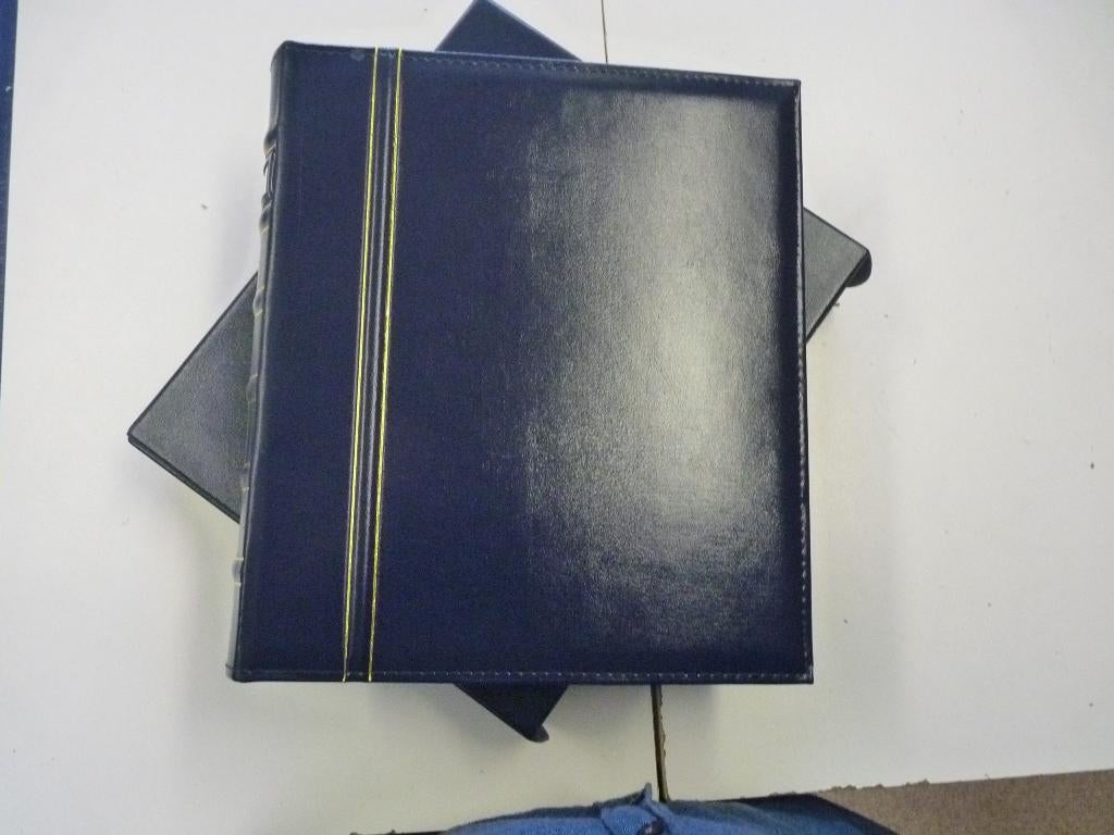 Blauw Leuchtturm  album/cassette  met insteekbladen., Postzegels en Munten, Postzegels | Toebehoren, Verzenden, Verzamelalbum