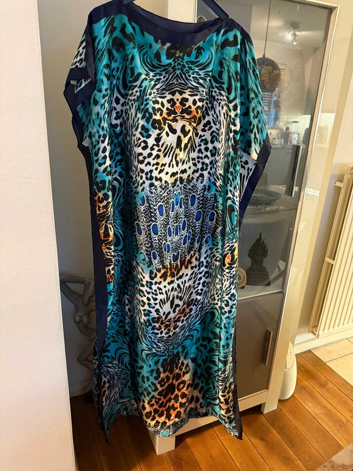 Luxe Satijnlook Kaftan met Sjaal - Maat 52/54 nieuw, Ophalen of Verzenden, Nieuw, Meerkleurig, Jurk