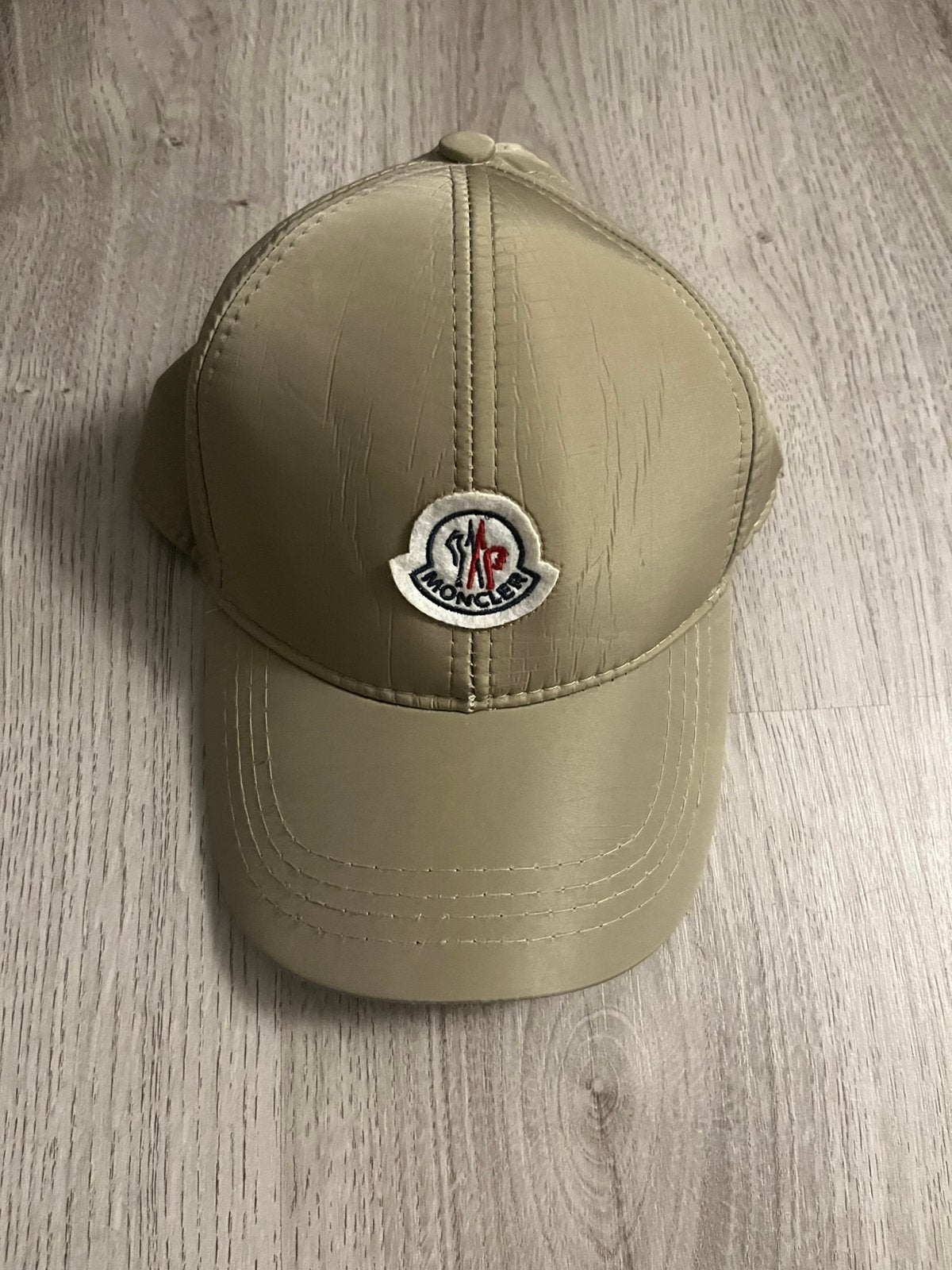 Moncler pet, Ophalen of Verzenden, Zo goed als nieuw