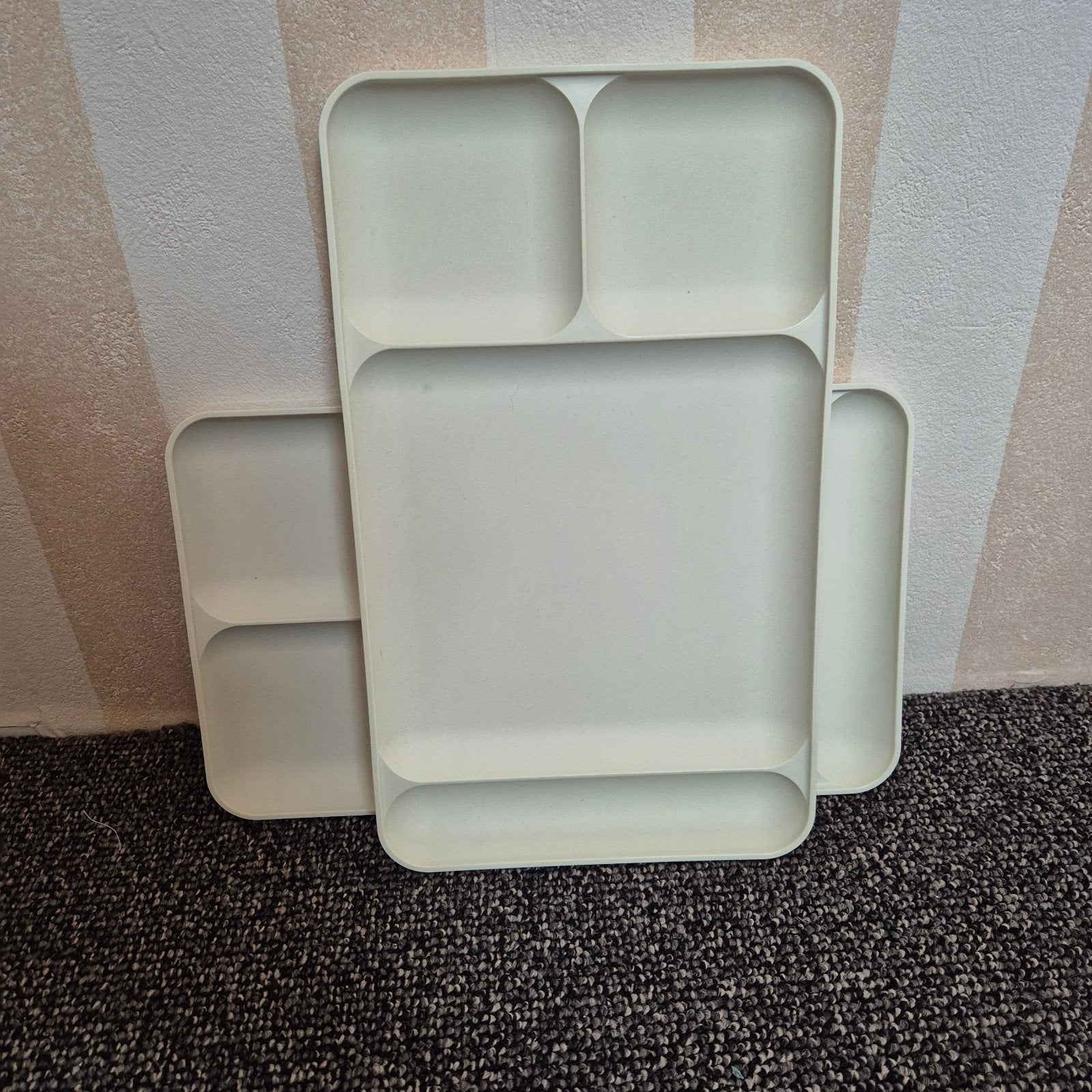 Tupperware Serveerblad met Vakken - Crème dienblad, Ophalen of Verzenden, Zo goed als nieuw, Crème, Schaal