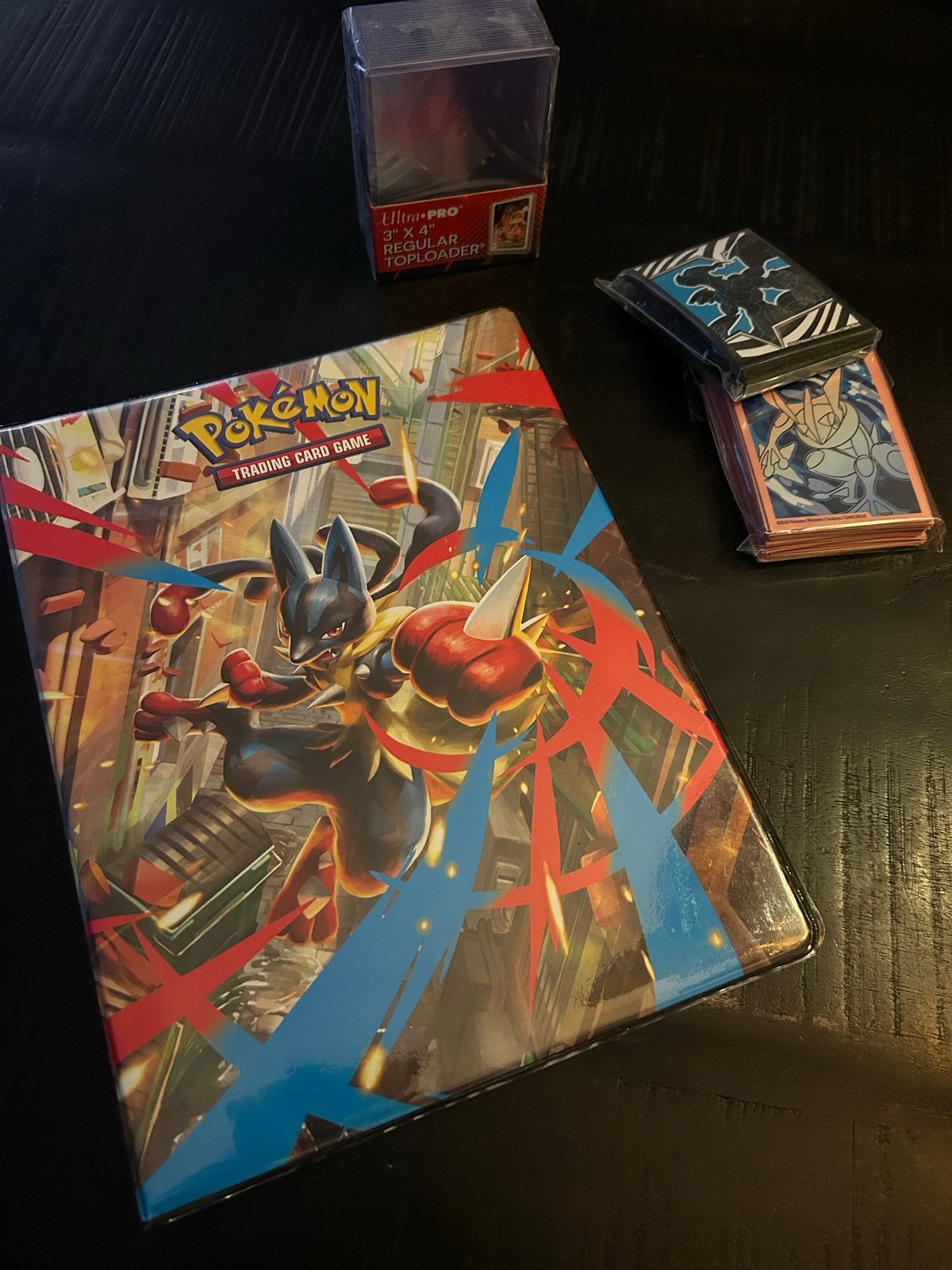 Pokémon verzamelmap met sleeves en toploader, Ophalen of Verzenden, Zo goed als nieuw