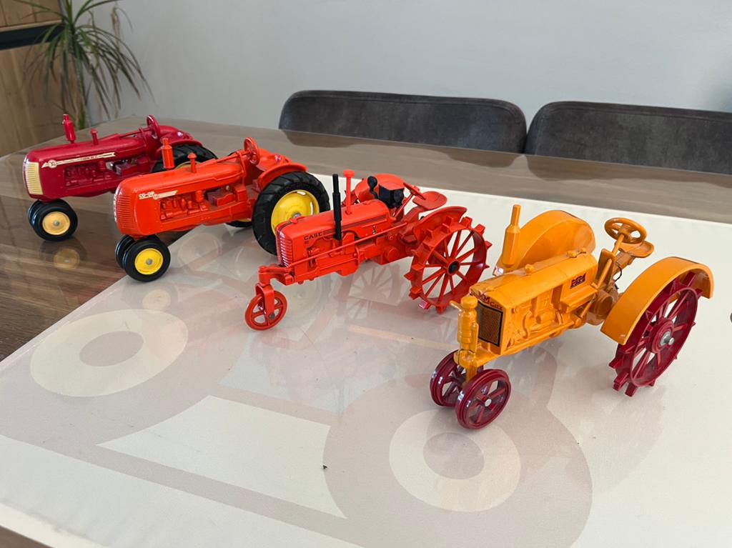 Vier Amerikaanse trekkers Case MM Co-Op Ertl Scale Models, Ophalen of Verzenden, Zo goed als nieuw, Tractor of Landbouw