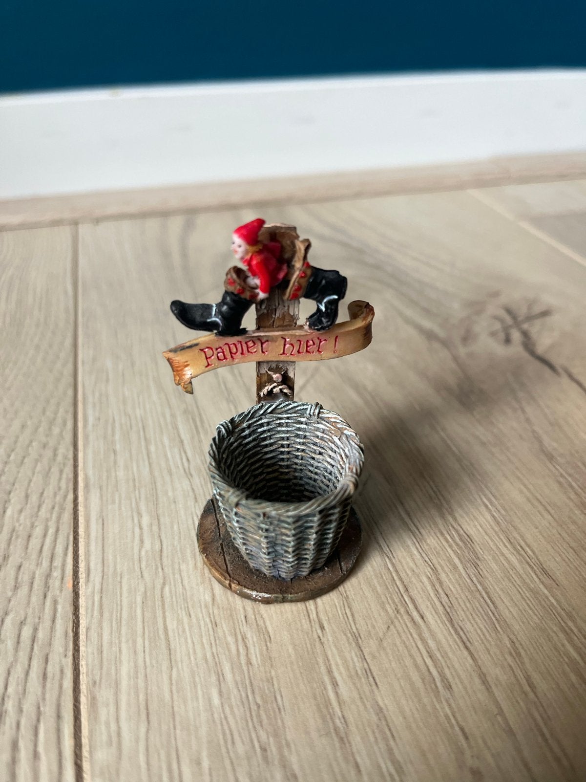 2 miniatuur beeldjes: papier hier en symbolica lantaarn., Ophalen of Verzenden, Zo goed als nieuw, Beeldje of Poppetje