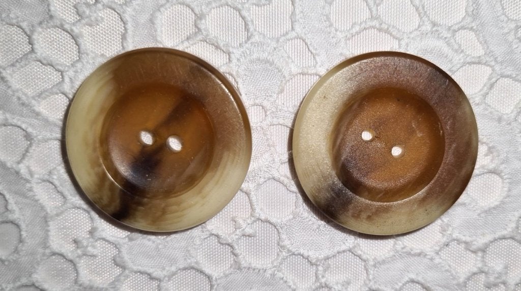 Vintage grootte kunststof knopen nr M2043 creme-bruin marmer, Verzenden, Zo goed als nieuw, Knoop of Knopen