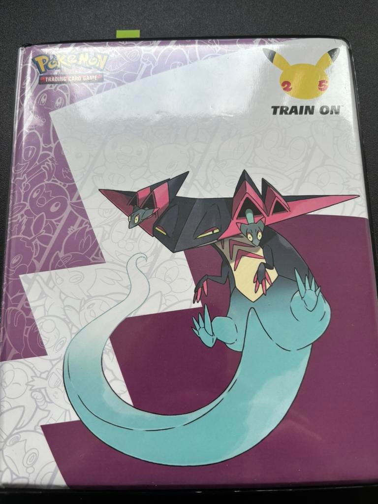 Pokemon 25 celebrations map vol, Hobby en Vrije tijd, Ophalen of Verzenden, Zo goed als nieuw