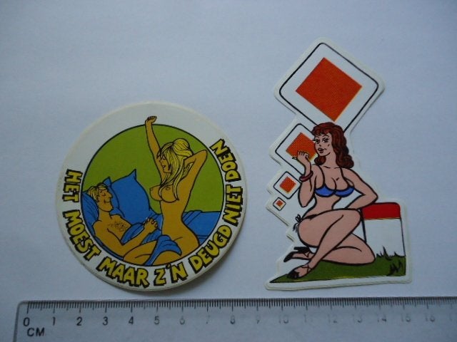 sticker Jaren 70 80 Pinup strip fun kermis retro plastic pin, Ophalen of Verzenden, Zo goed als nieuw