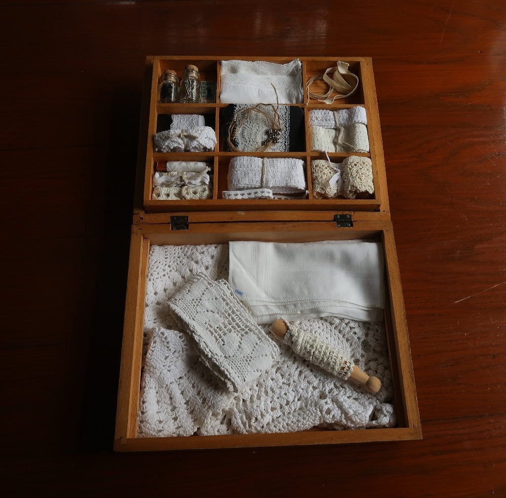 Vintage houten naaidoos met kant en fournituren, Ophalen of Verzenden