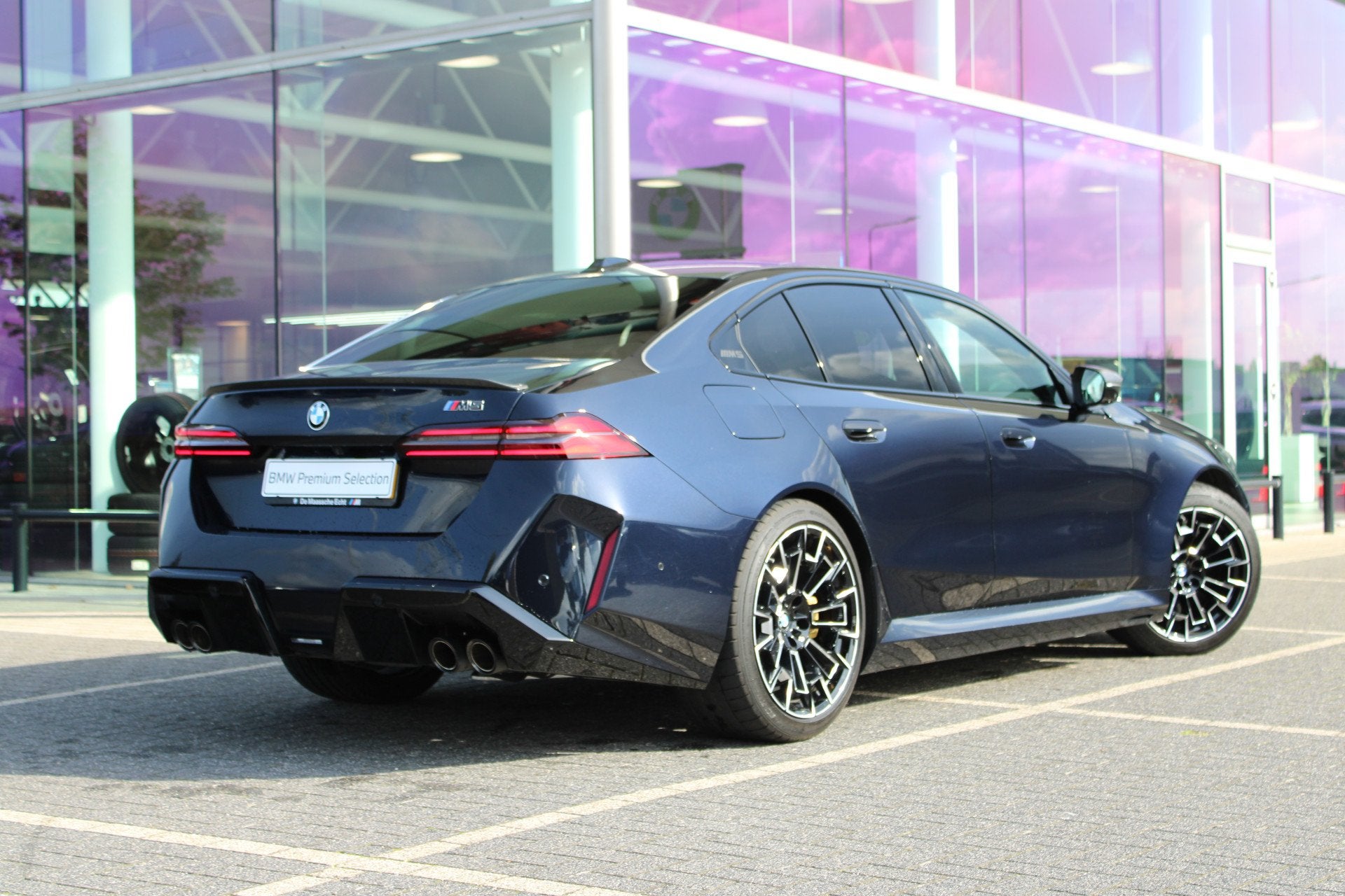 BMW M5 Automaat / M Drive Professional / Trekhaak / Carbon-k, Auto's, Dealer onderhouden, 4395 cc, Zwart, Bedrijf