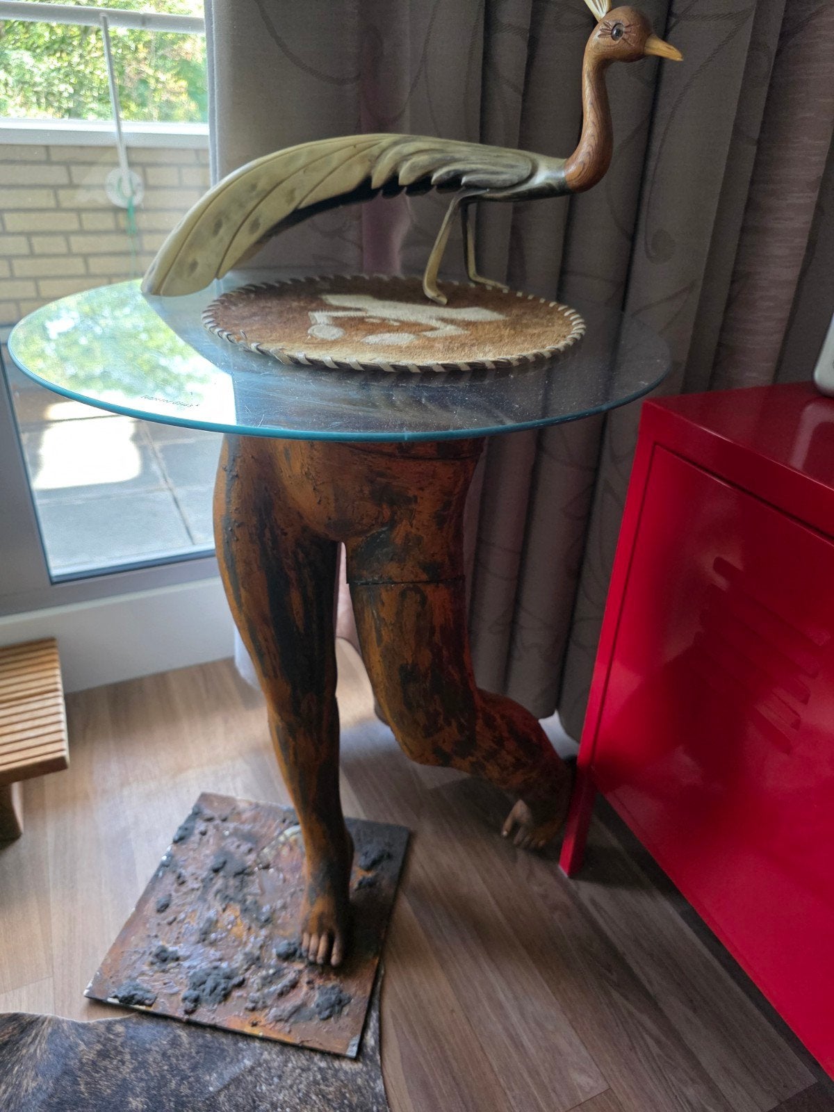 Unieke bijzettafel met glazen blad en 'benen' onderstel, Gebruikt, Eclectisch, Modern, Artistiek, Rond, Glas