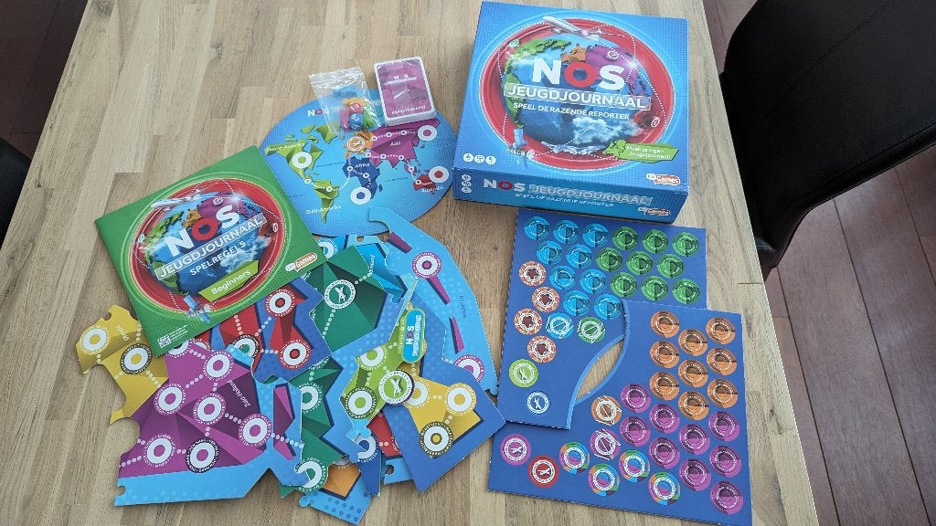 NOS Jeugdjournaal - Speel de razende reporter bordspel, Ophalen of Verzenden, Nieuw, Just Games