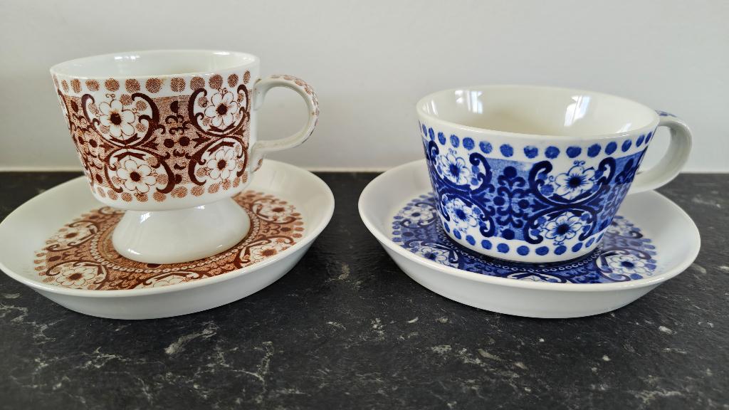 2x Arabia Finland kopjes en schoteltjes, Huis en Inrichting, Keuken | Servies, Overige materialen, Gebruikt, Ophalen of Verzenden