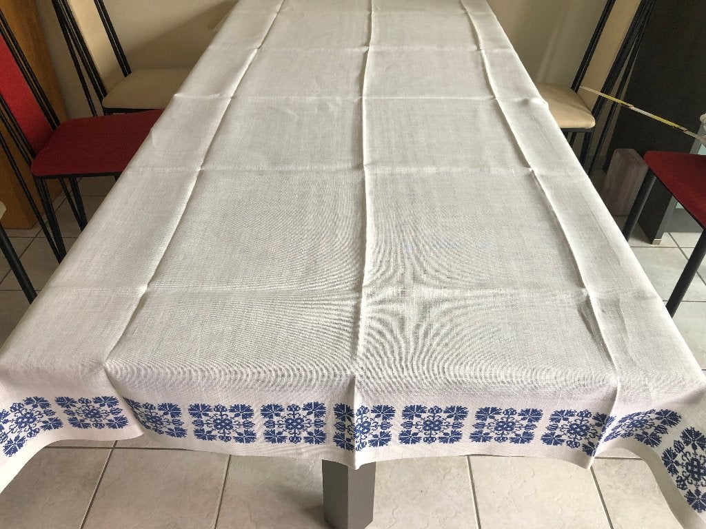 handgeborduurd linnentafelkleed, Gebruikt, Linnen, Ophalen of Verzenden, 126 cm