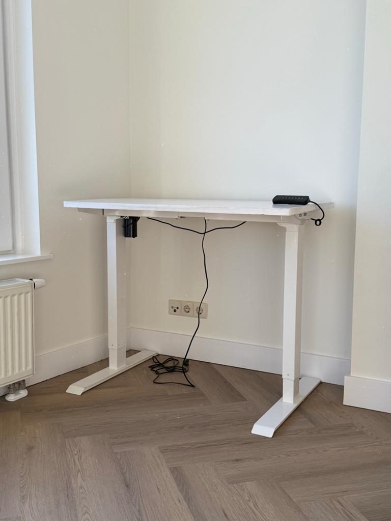 Wit elektrisch zit-sta bureau - verstelbaar, Huis en Inrichting, Ophalen, Zit-sta bureau, Elektrisch, Gebruikt