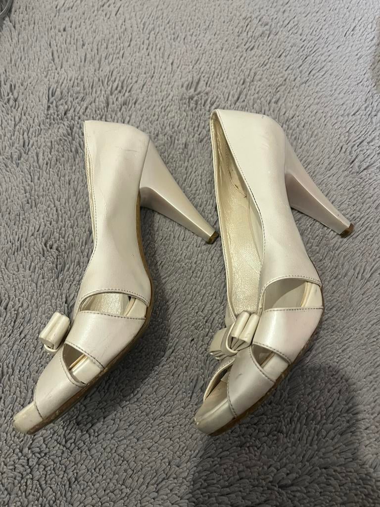 Hakken met strikje, Pumps, Beige, Ophalen of Verzenden, Gedragen