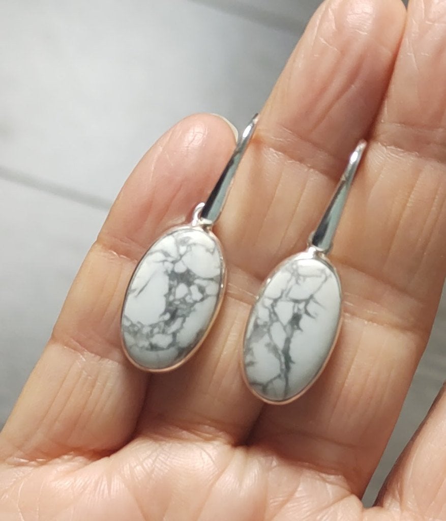 Zilveren oorbellen met natuurlijke Howliet steen zilver 925, Sieraden, Tassen en Uiterlijk, Oorbellen, O.T., Hangers, Wit, Nieuw
