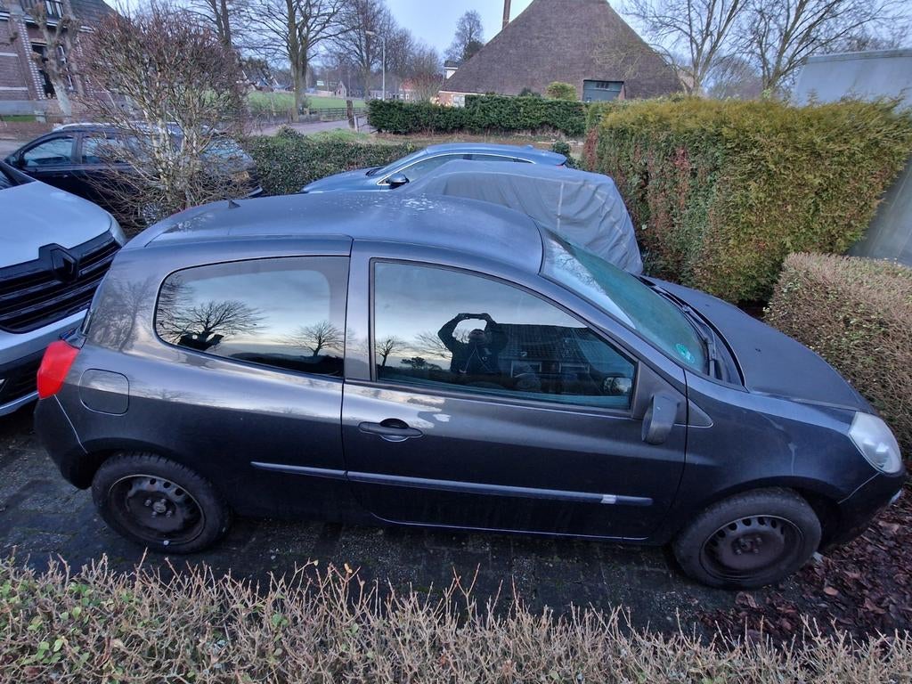 Renault Clio 1.2 16V 75 pk 3D 2008 Grijs, Voorwielaandrijving, 535 kg, 74 pk, 4 cilinders