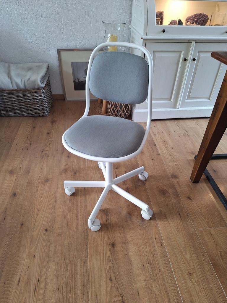 IKEA ÖRFJÄLL Kinderbureaustoel Wit/Grijs - Z.G.A.N., Huis en Inrichting, Bureaustoelen, Ophalen