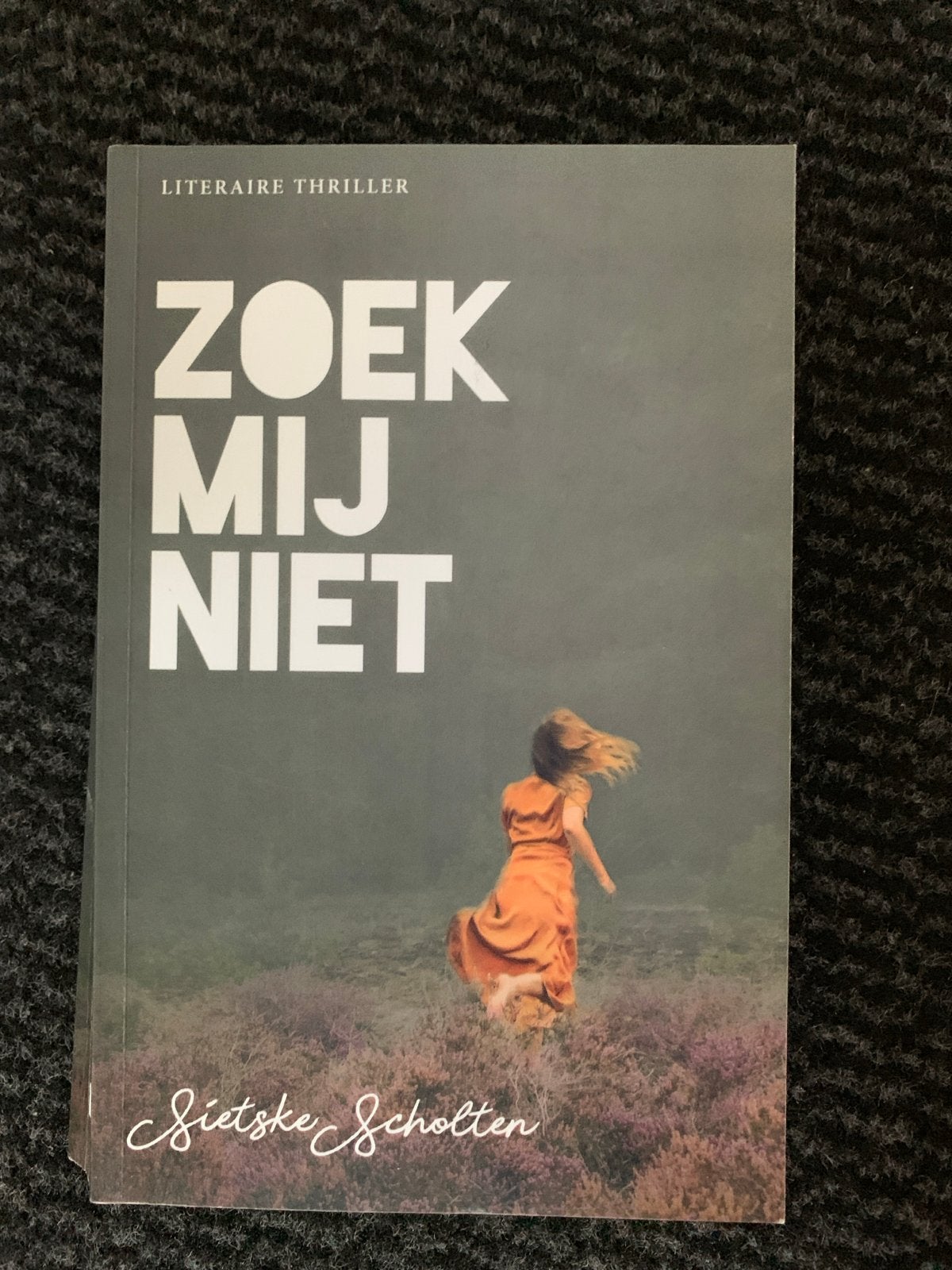 Zoek Mij Niet - Literaire Thriller van Sietske Scholten, Ophalen of Verzenden, Zo goed als nieuw, Nederland
