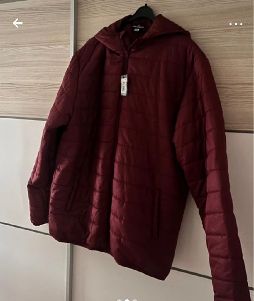 Nieuwe bordeauxrode gewatteerde jas met capuchon, Kleding | Heren, Ophalen of Verzenden, Nieuw, Maat 56/58 (XL), Rood