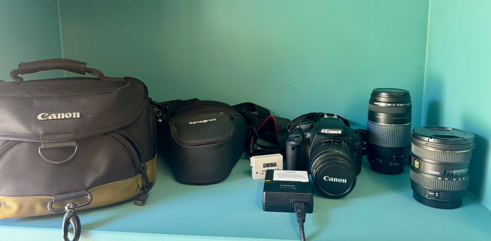 Canon EOS 550D. Complete cameraset met 3 lenzen etc, Ophalen, Zo goed als nieuw, Canon