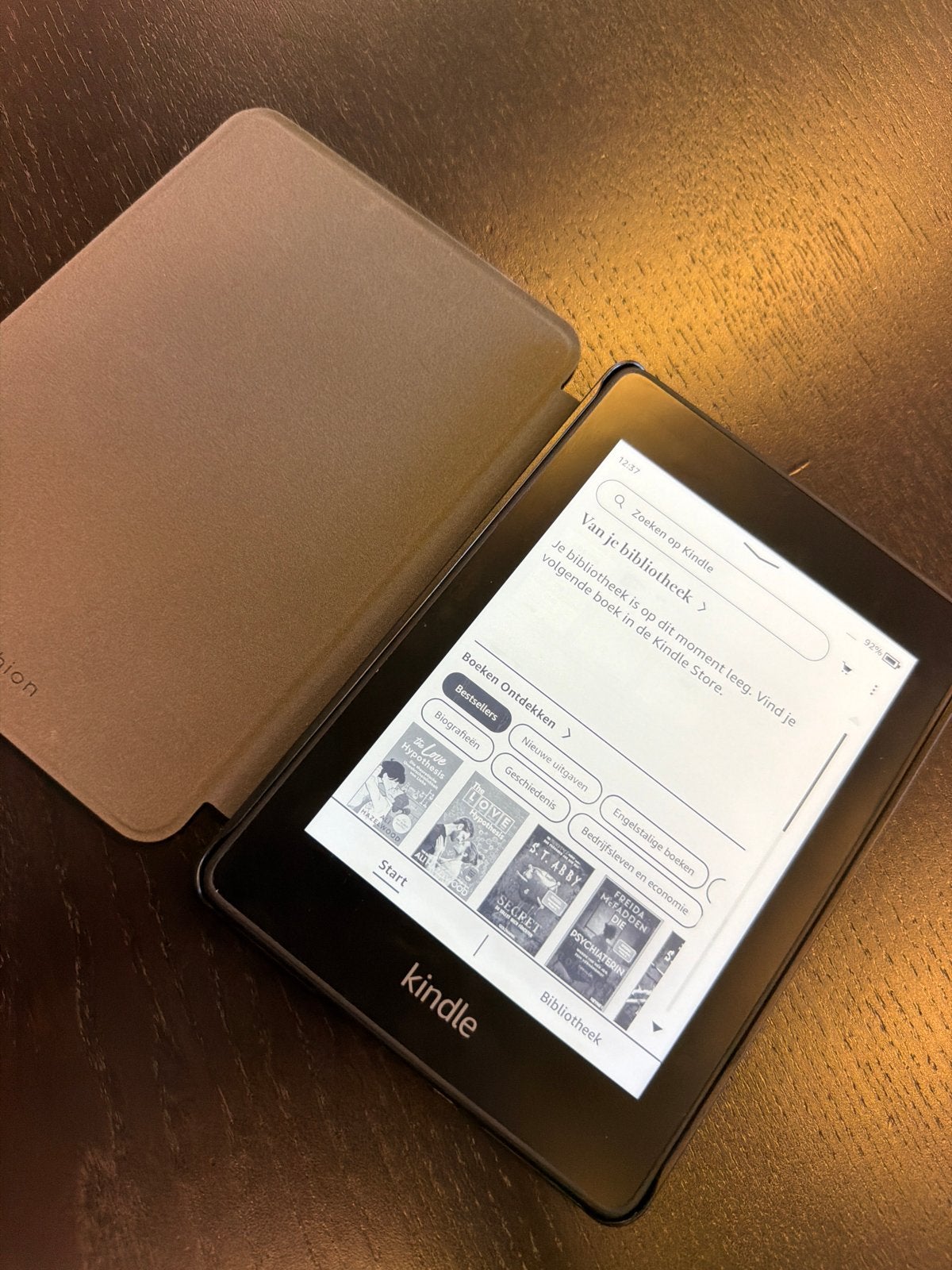 Kindle e-reader met hoesje -  1 keer gebruikt, 8 GB, Ophalen of Verzenden, Zo goed als nieuw, Touchscreen