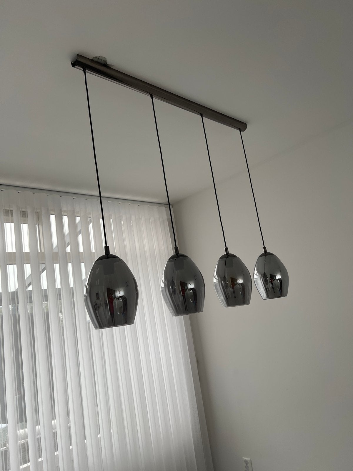 Moderne hanglamp met 4 rookglazen kappen, Ophalen, Zo goed als nieuw, Glas, E27 (groot)