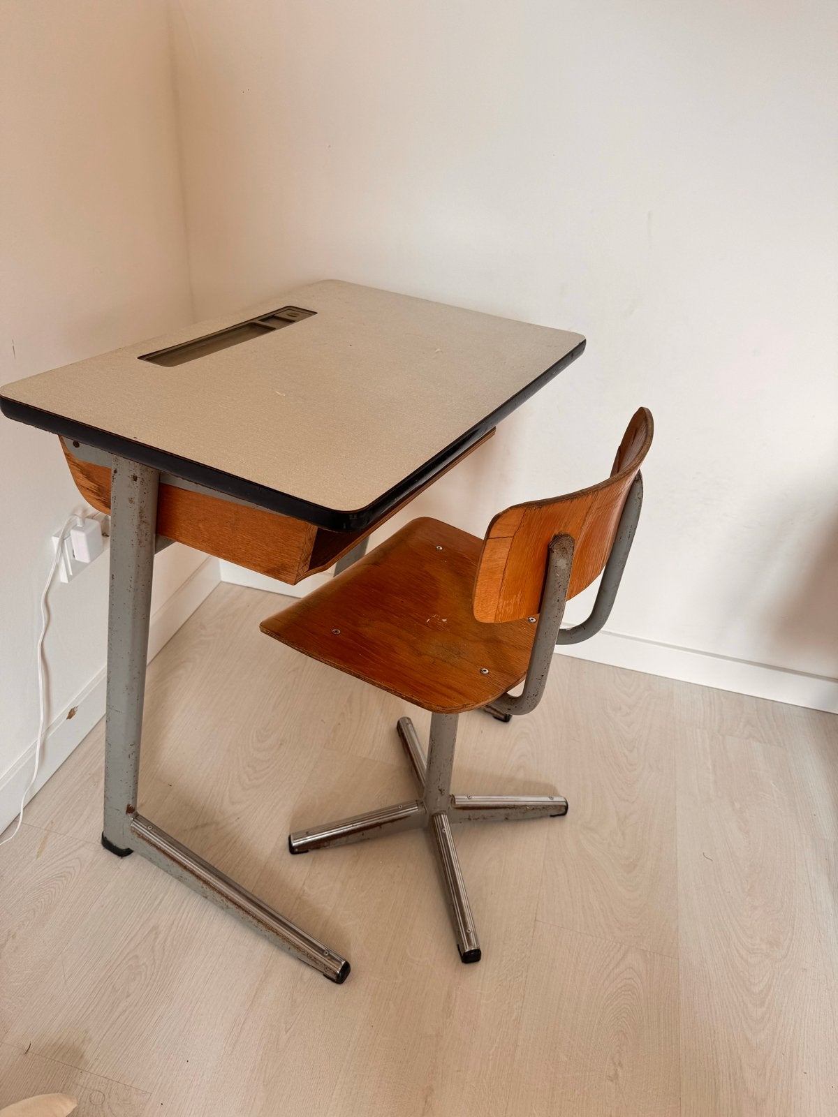 Vintage schooltafeltje met stoeltje - Gebruikt, Antiek en Kunst, Ophalen
