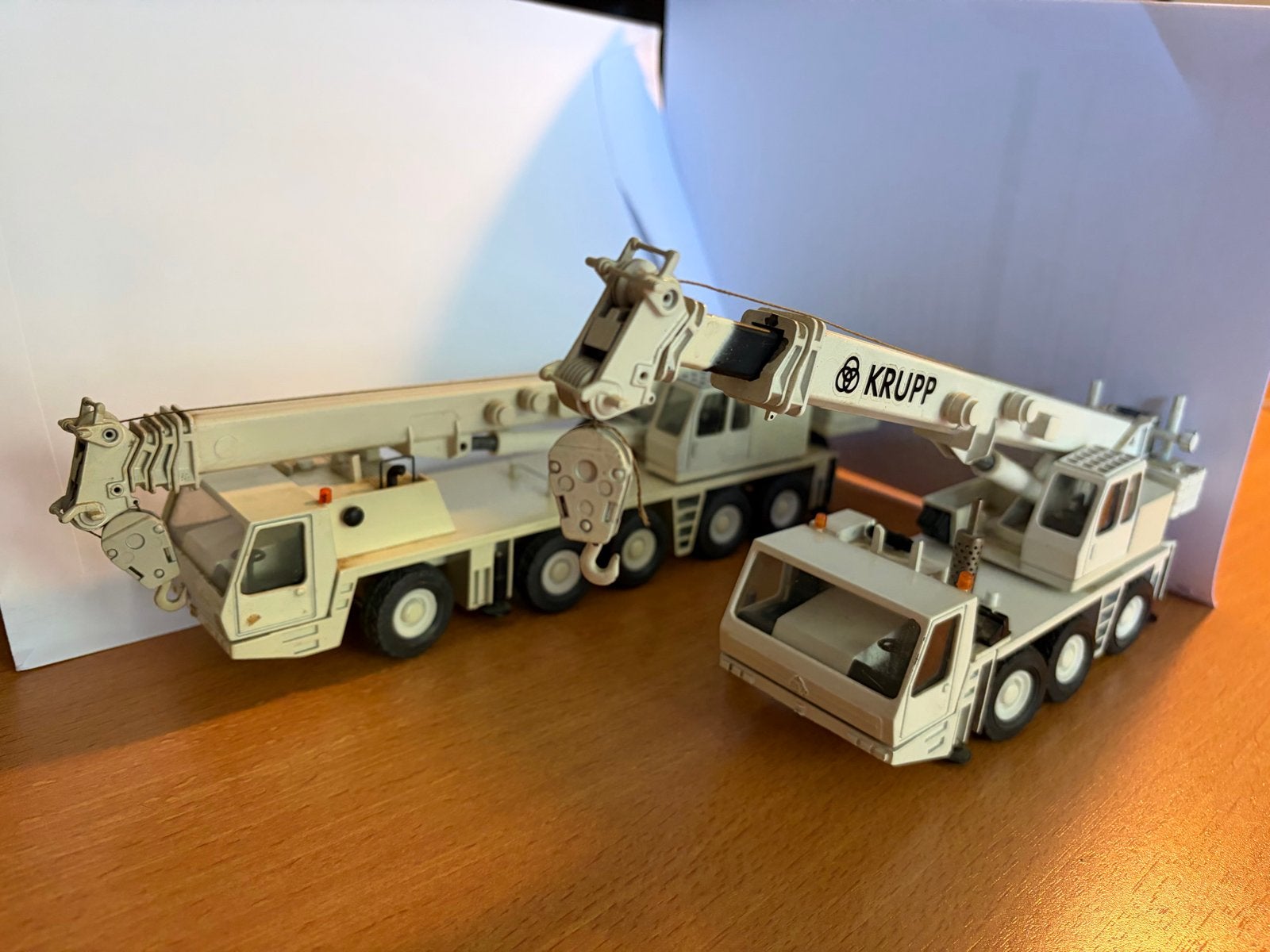 2 Krupp Kraanwagens Model - Gedetailleerd Zo Goed als Nieuw, Overige merken, 1:32 tot 1:50, Overige typen, Ophalen of Verzenden