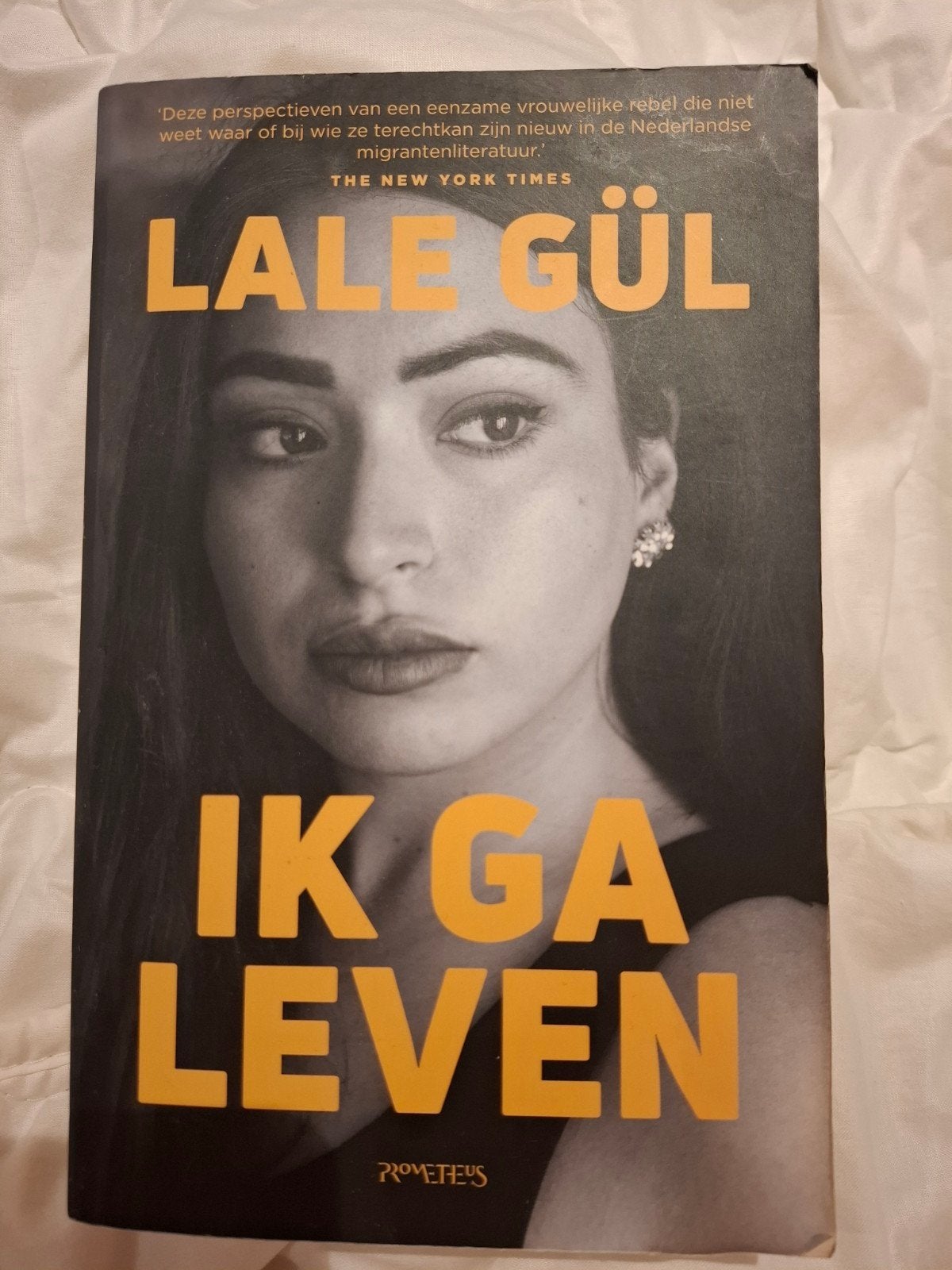 Ik Ga Leven - Lale Gül (Gelezen, lichte waterschade), Ophalen of Verzenden, Gelezen