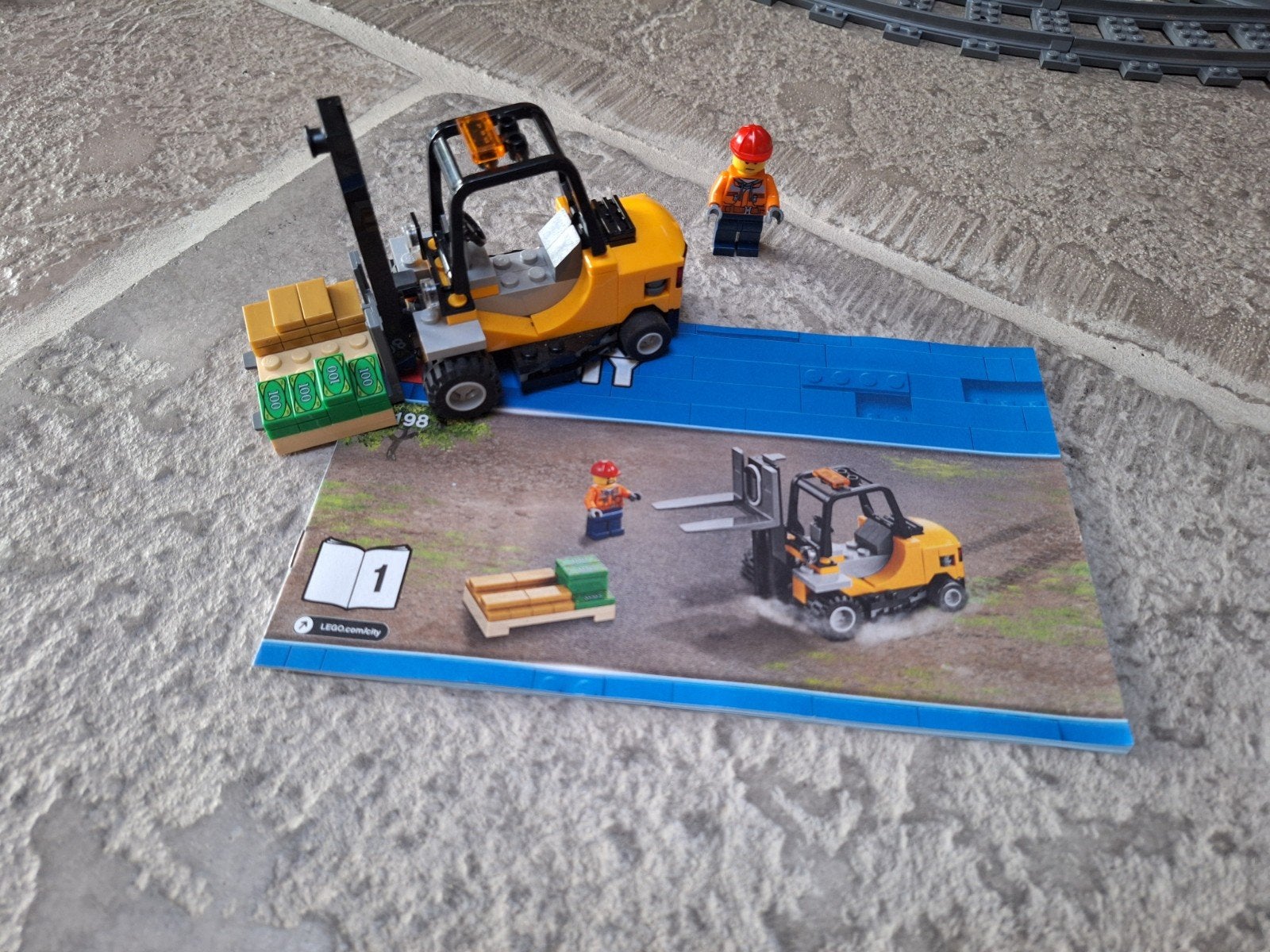 Foto 8 van LEGO City Vrachttrein 60198 met extra rails