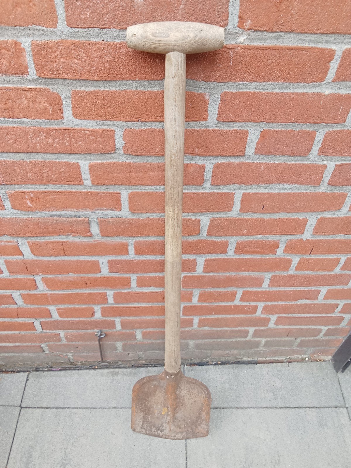 Schop met houten steel, Ophalen